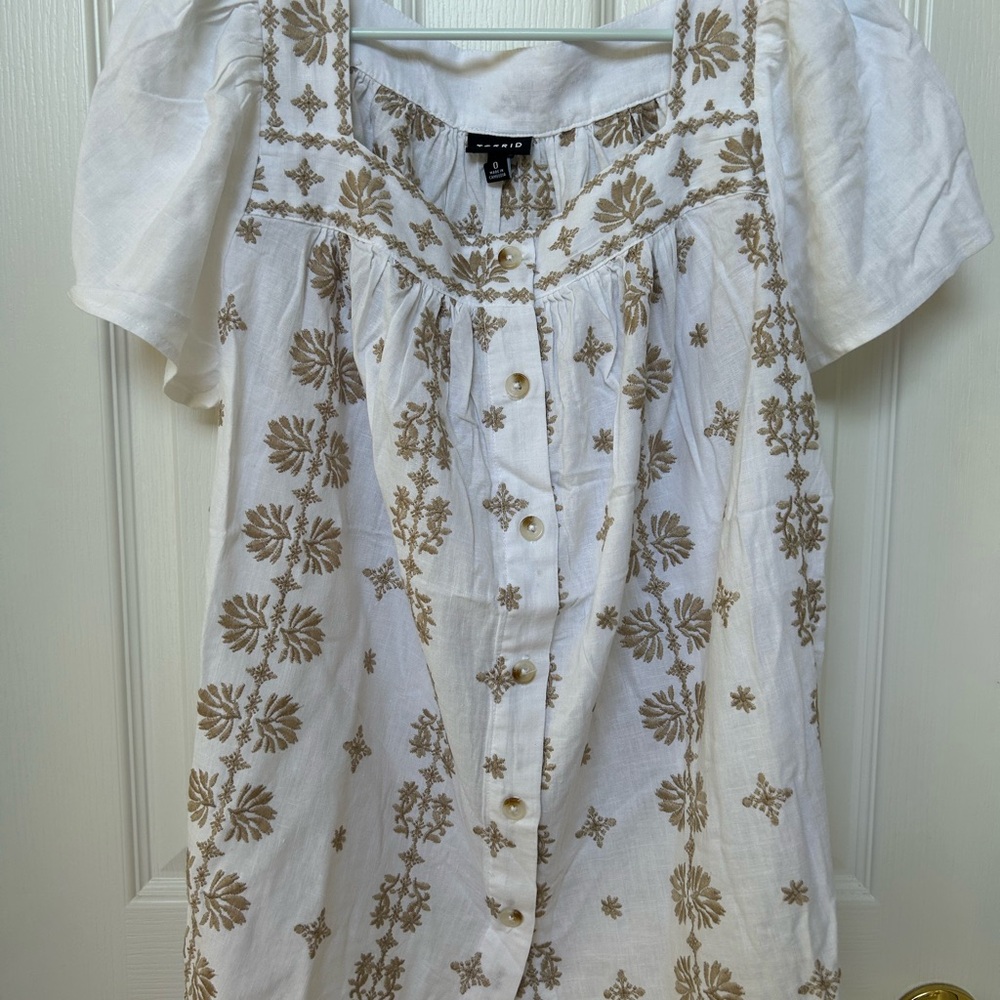 Torrid White & Gold Buttoned Bib Collar Blouse 🤩